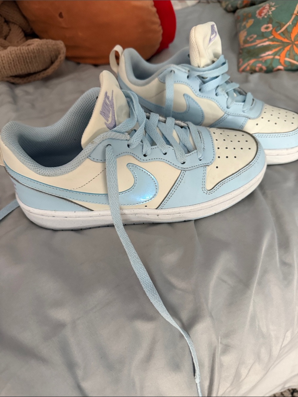 Nike Kids Low-Top Sneakers in Light Blue and White with Shiny Swoosh